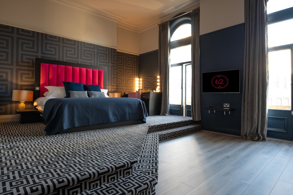 Grand Suite, 1 King Bed, Non Smoking, City View photo 1