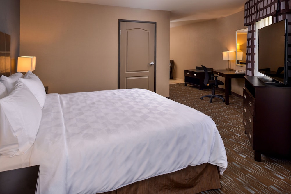 Suite, 1 King Bed with Sofa bed (Dining) photo 2