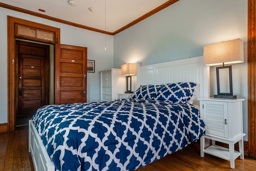 Room, 1 Queen Bed, Private Bathroom (#11 Main Building) photo 3