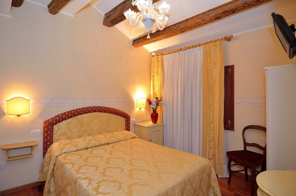 Basic Double Room photo 3