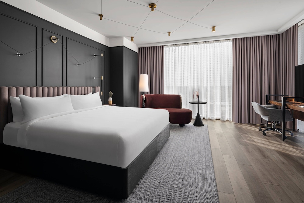Deluxe Room, 1 King Bed - Photo 2