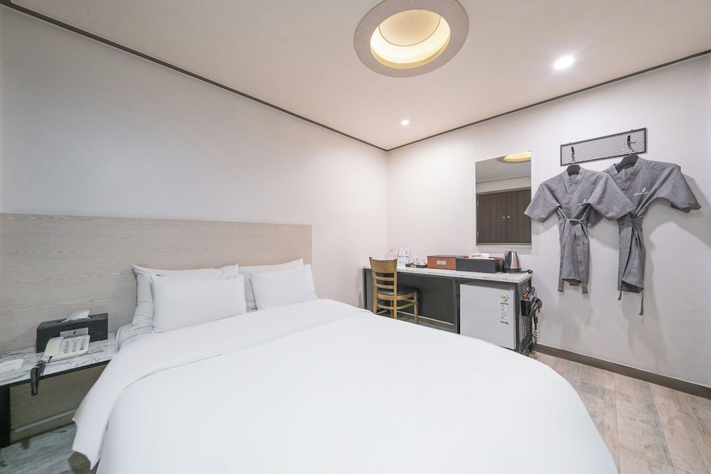 Economy Double Room photo 2