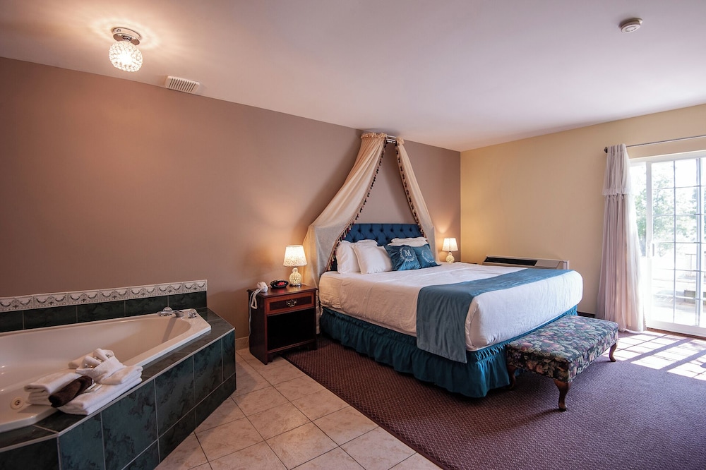 Honeymoon Room, 1 King Bed, Hot Tub