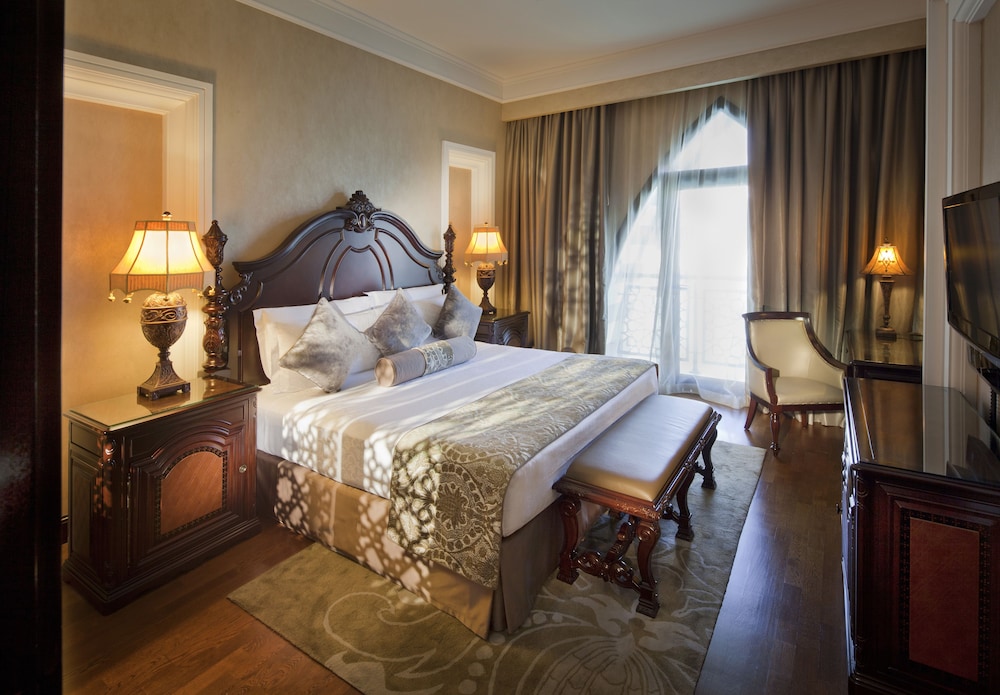 Four Bedroom Royal Villa, direct lagoon pool access, butler, daily breakfast & airport transfer