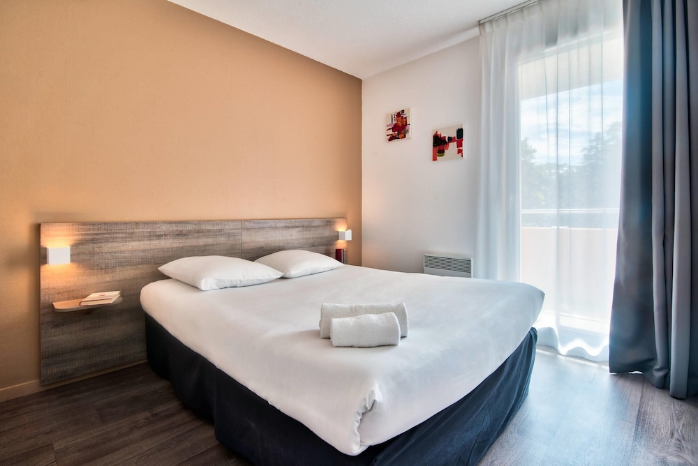 Suite, 1 Queen Bed with Sofa bed, Non Smoking - Photo 5