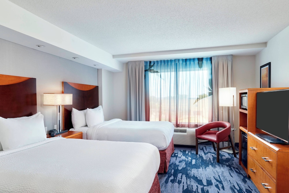 Room, 2 Queen Beds (Skyline View) photo 2