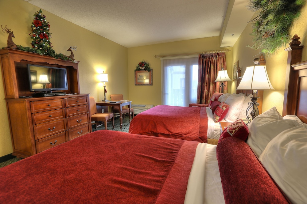 Deluxe Double Room, 2 Queen Beds, Refrigerator & Microwave photo 2