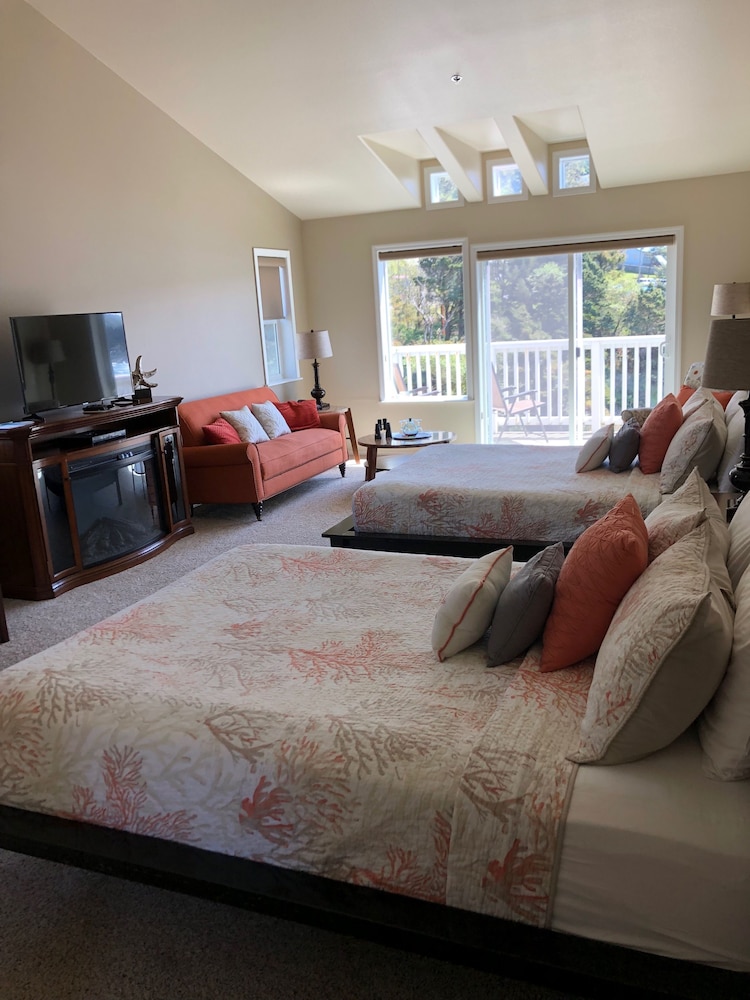 Comfort Studio Suite, 2 Queen Beds, Ocean View photo 3
