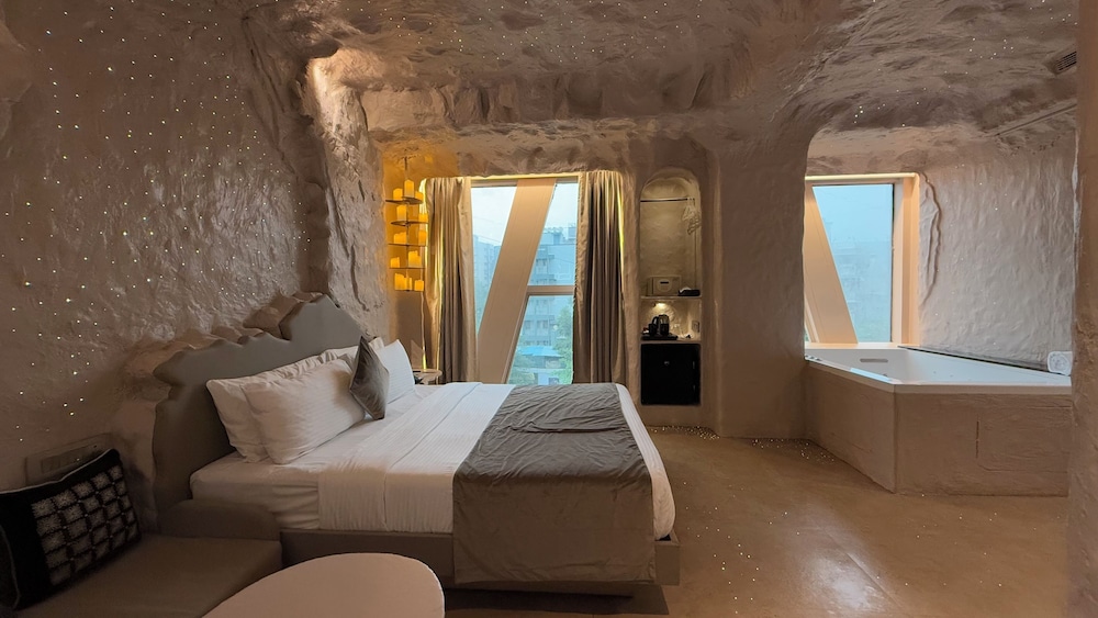 Jugnu Room with Grand Jacuzzi - Photo 4