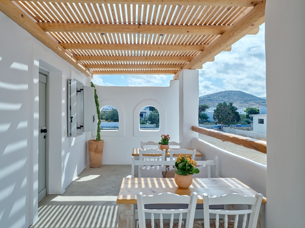 Premium Quadruple Room, Courtyard View - Photo 10