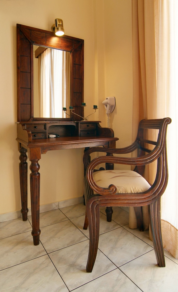 Standard Double or Twin Room - Photo 6