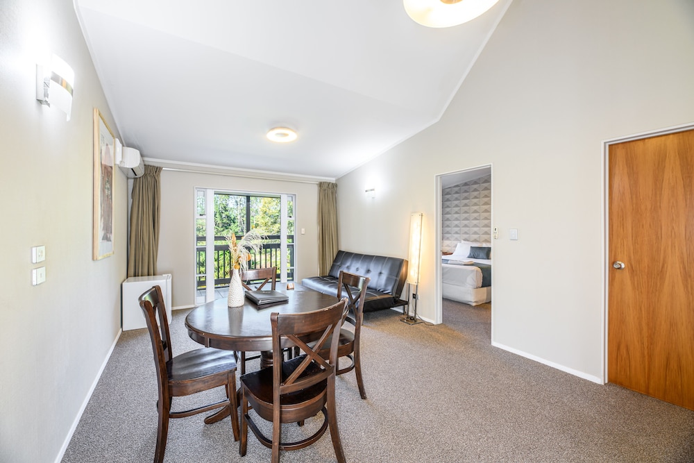 One-Bedroom Suite - Photo 8