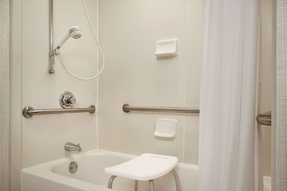 Room, 2 Queen Beds, Accessible, Non Smoking - Photo 4