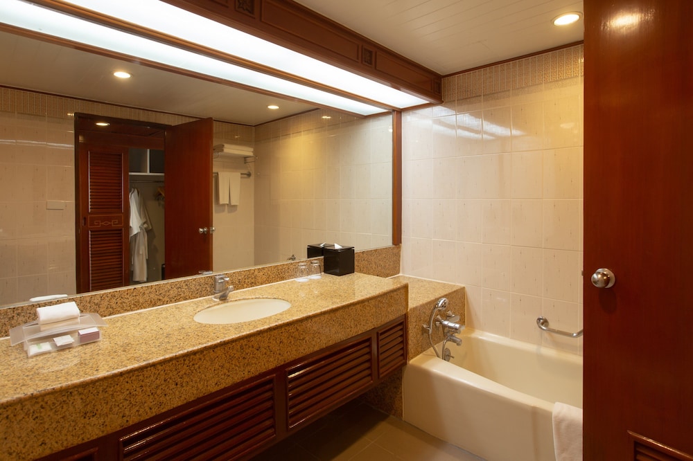 Premier Room, 1 King Bed - Photo 8