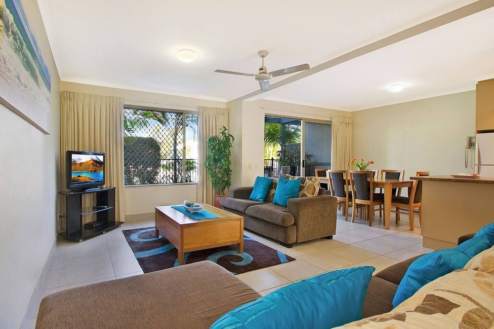 3 Bedroom Poolside Townhouse - Photo 12