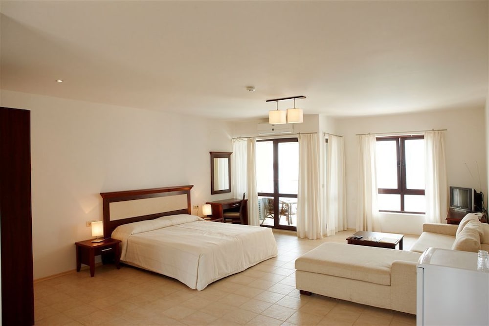 Standard Studio, Sea View