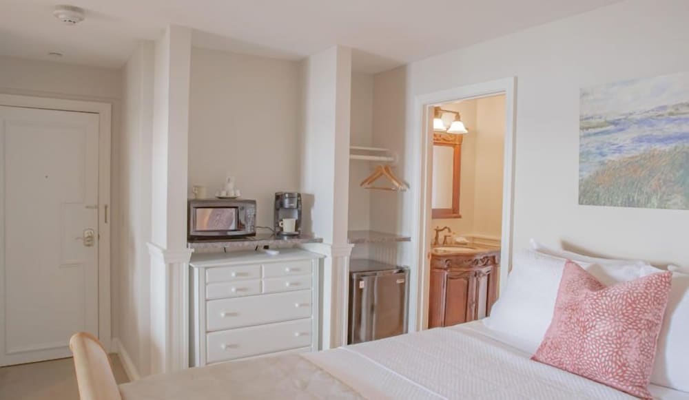Standard Room, 1 Queen Bed, Balcony, River View