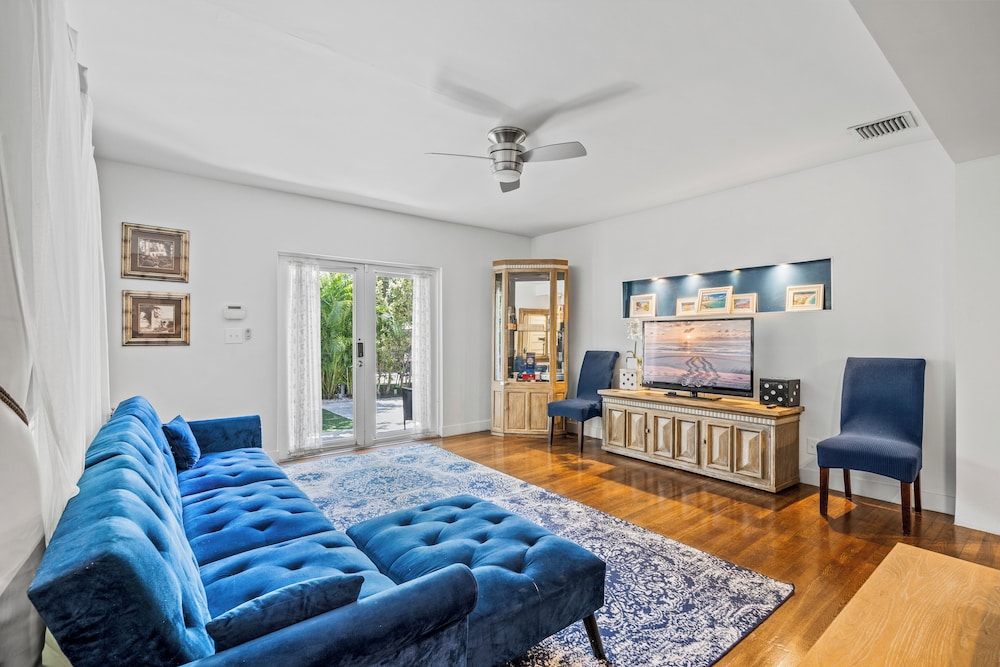 Family Room - Photo 16