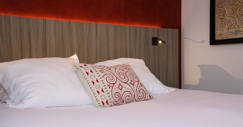 Deluxe Room, 1 King Bed, Non Smoking (Twin bed on request) photo 2