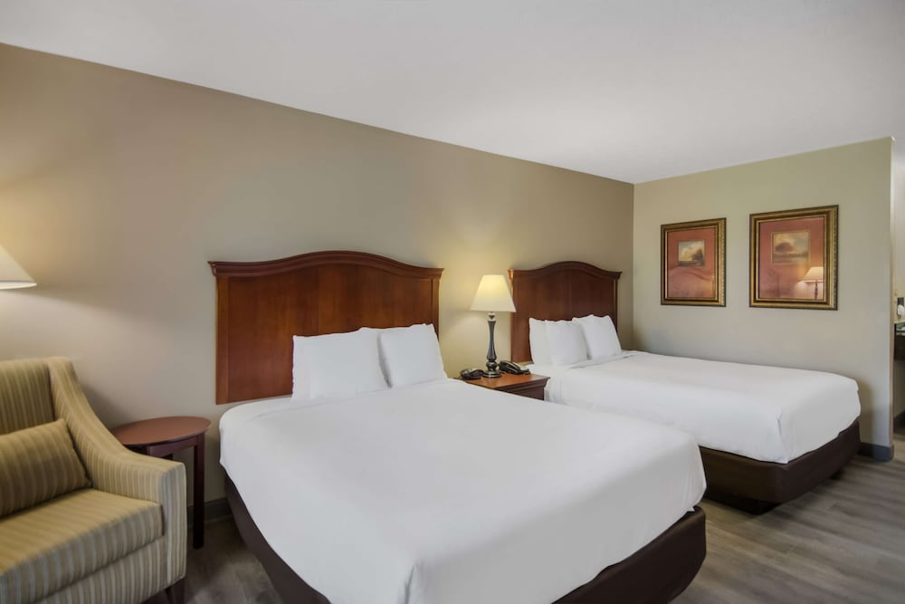 Standard Room, 2 Queen Beds, Smoking, Refrigerator & Microwave photo 3