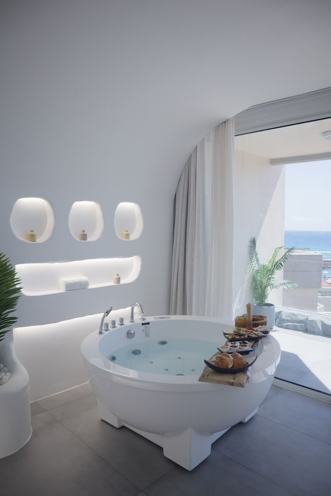 Deluxe Double Room, Balcony, Sea View photo 2