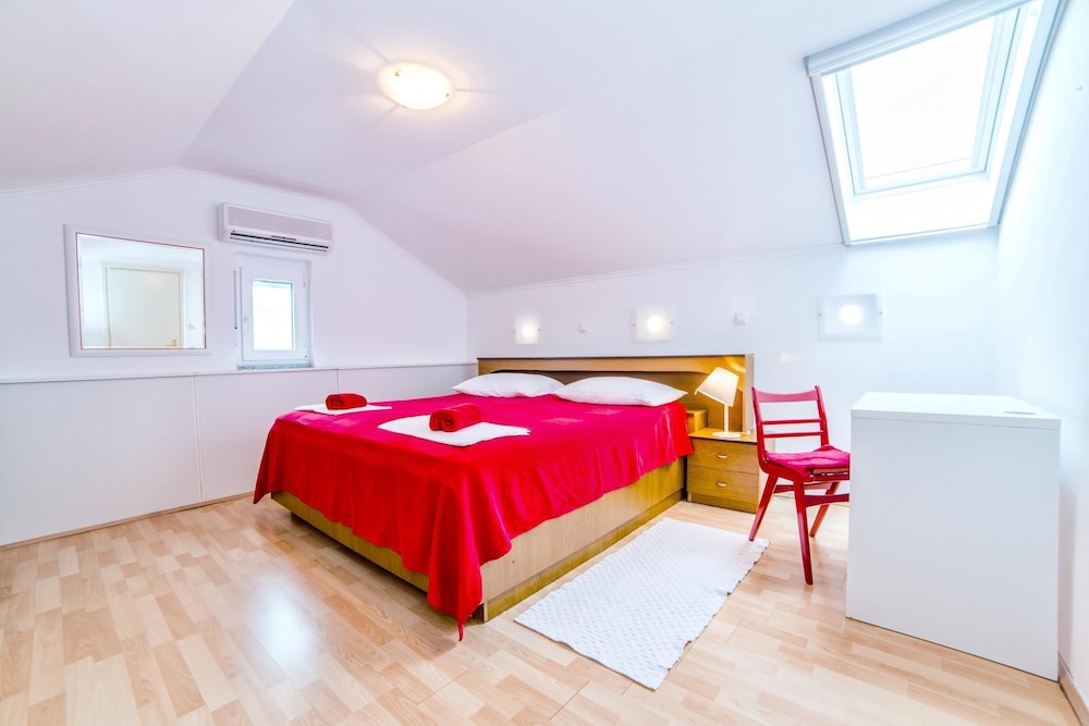 Apartment, Multiple Beds