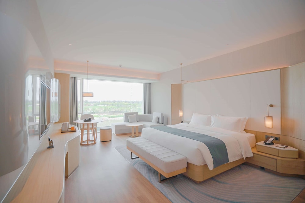 Deluxe Room, 1 King Bed, Lake View