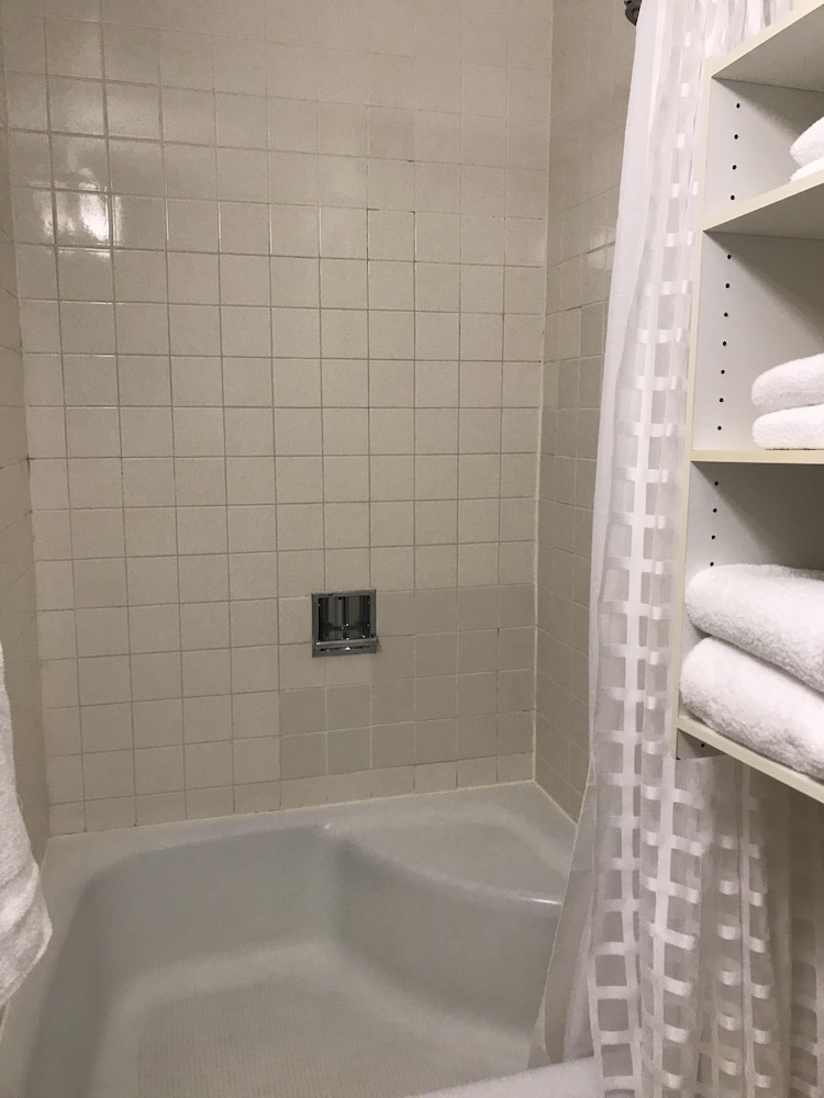 Standard Quadruple Room, Ensuite (Pondside Traditional Quee) photo 3