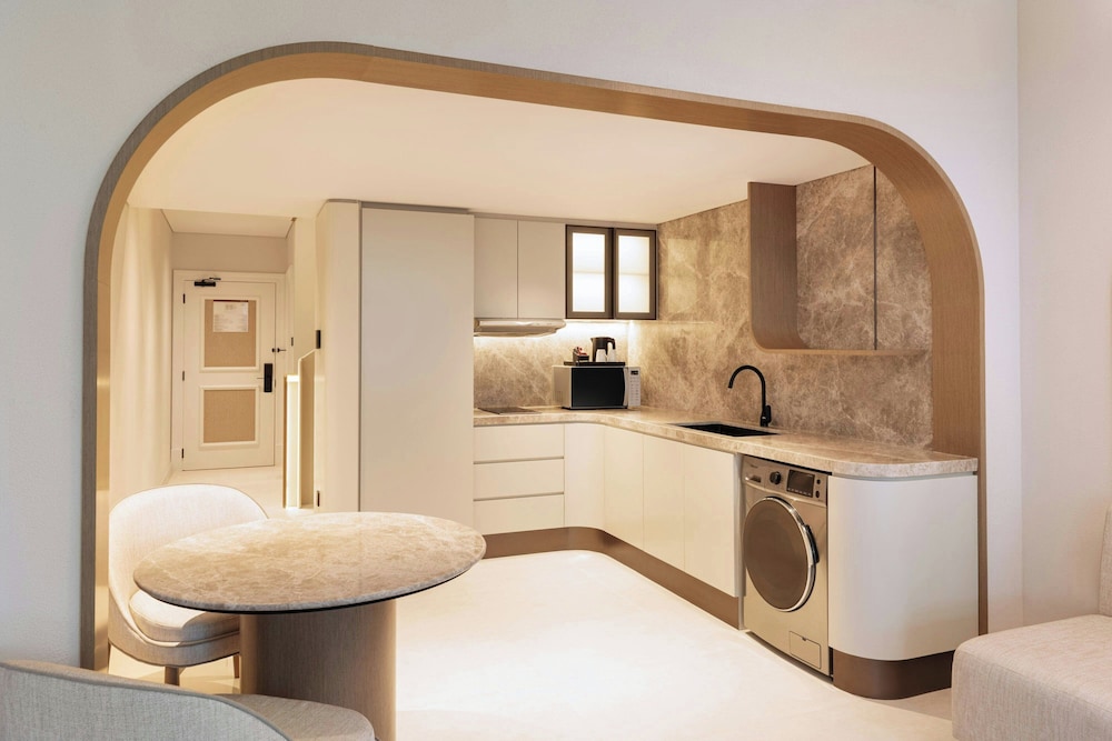Family Duplex Suite, Club lounge access, 2 Bedroom Signature Suite, Garden view, Nonsmoking