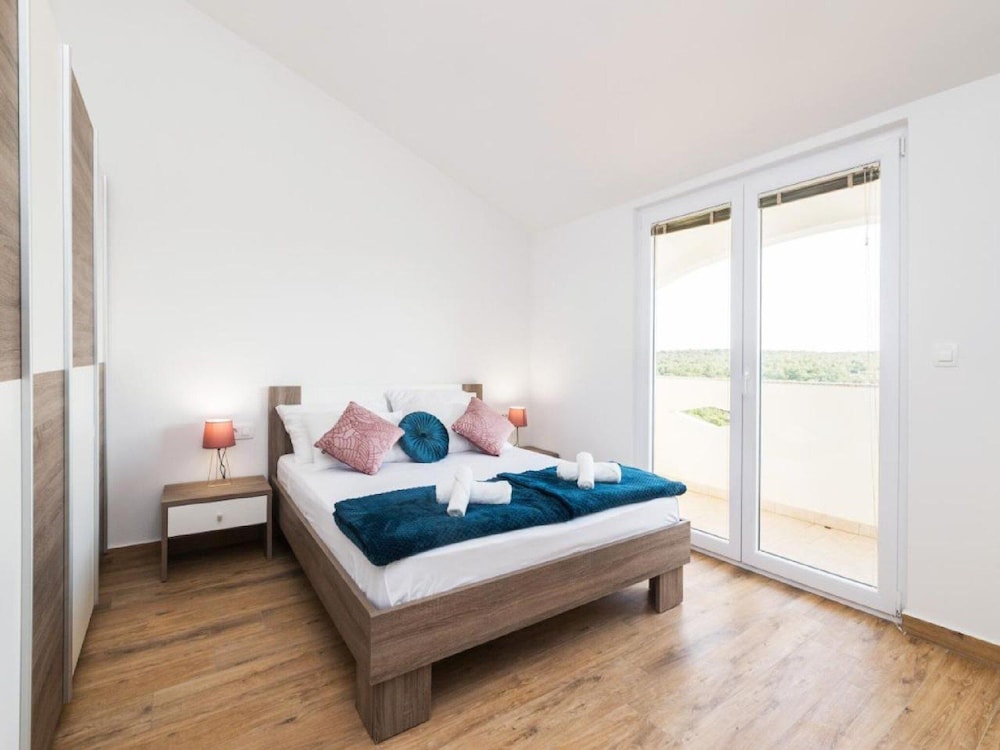 Apartment (Three Bedroom Apartment with Balcony )