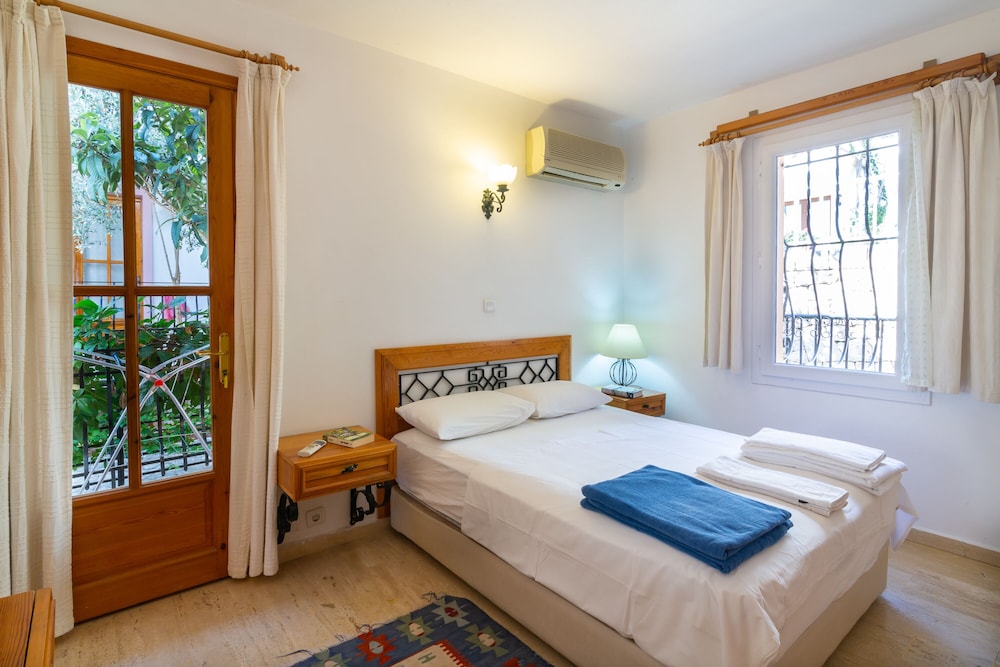 Standard Apartment No 3, 1 Bedroom, Balcony, Garden View