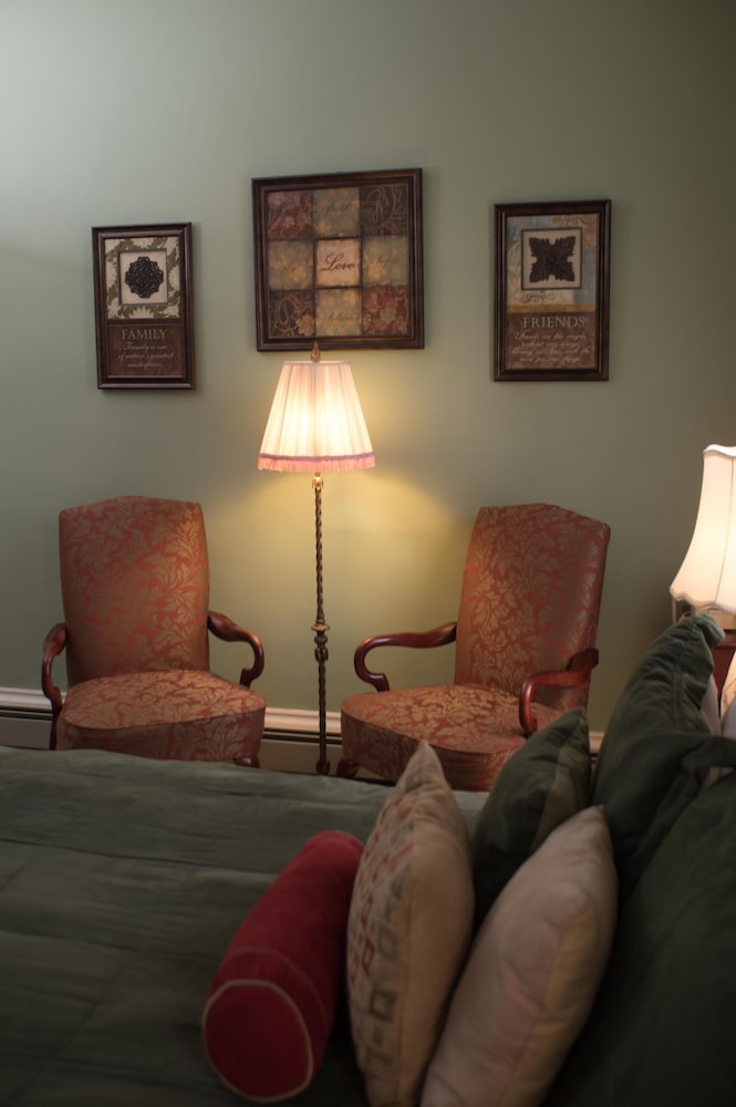 Classic Room, 1 Queen Bed, Private Bathroom photo 2