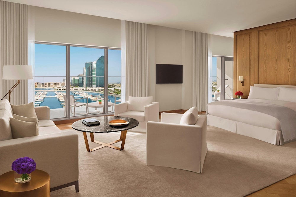 Suite, 1 King Bed, Balcony — photo 2