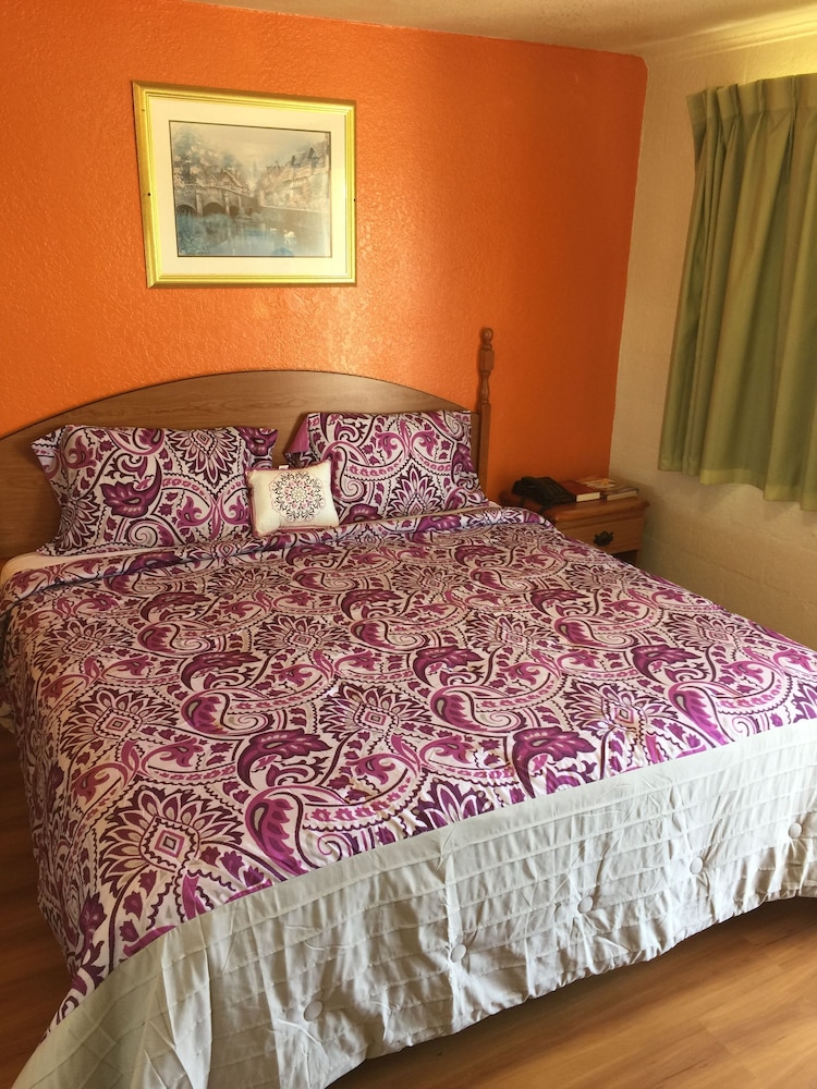 Standard Room, 1 King Bed, Non Smoking photo 1