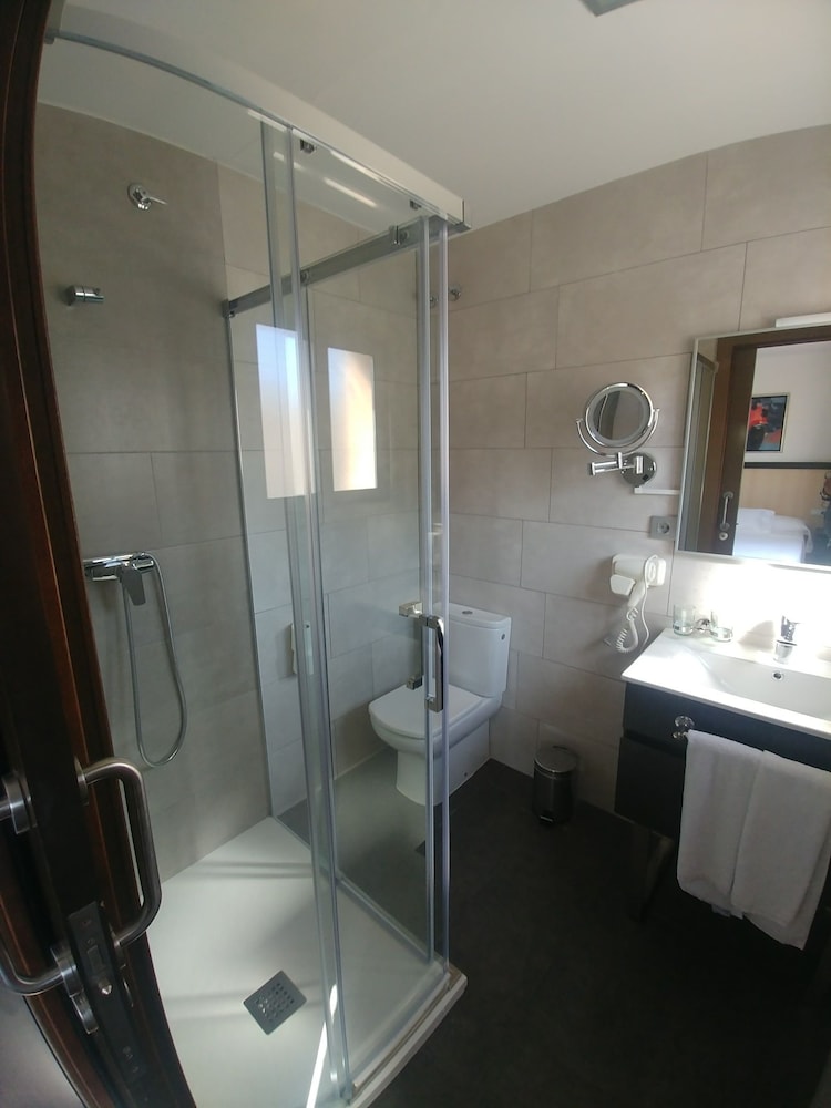 Twin Room - Photo 2