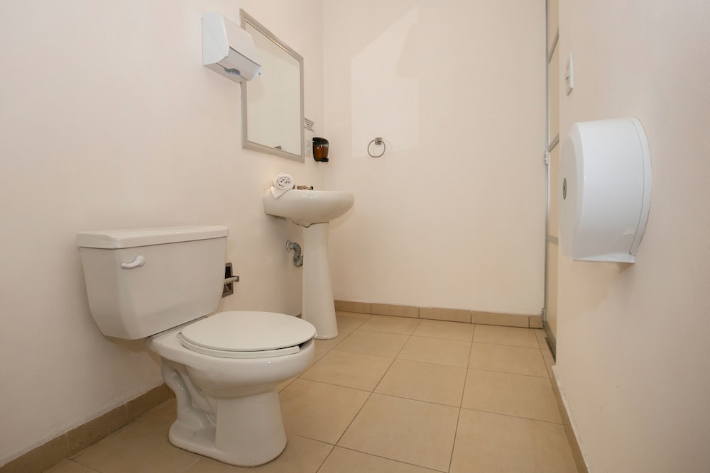 Standard Room, 2 Twin Beds - Photo 5