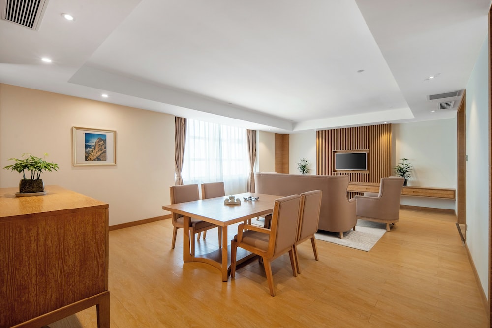 Deluxe Suite, 1 King Bed, Accessible, Mountain View photo 2