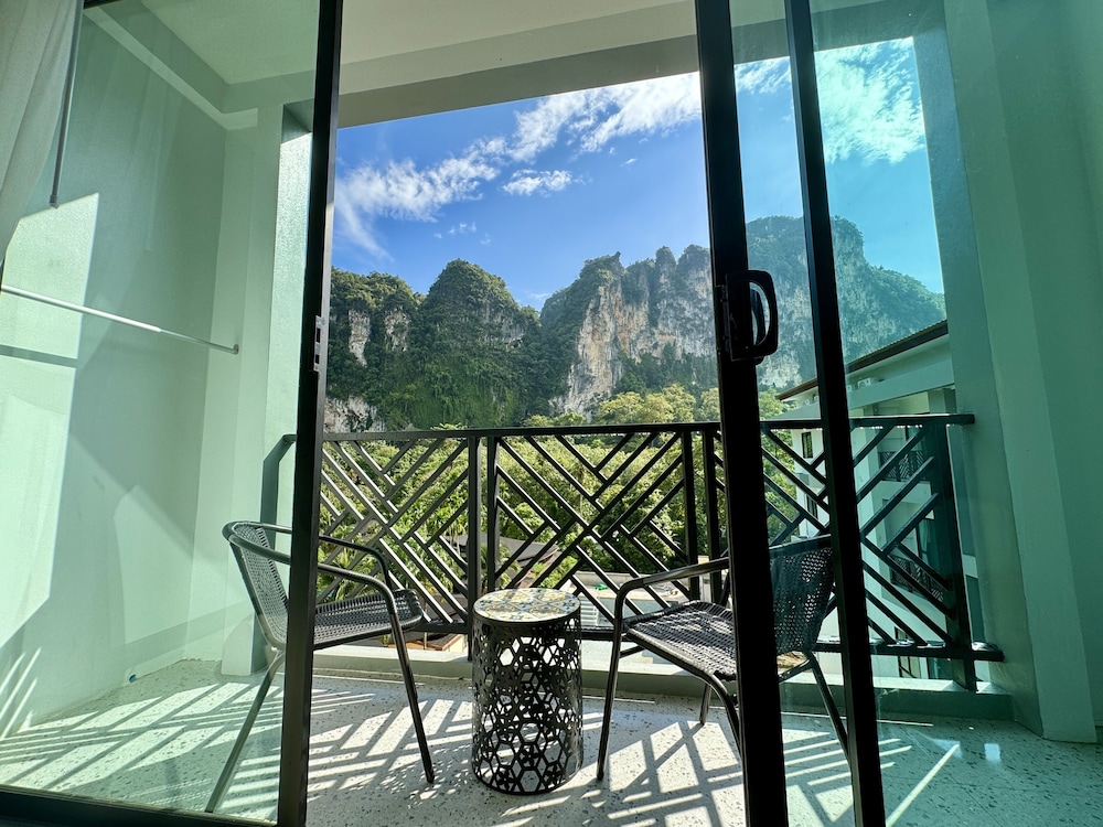 Panoramic Room, 1 King Bed, Mountain View - Photo 4