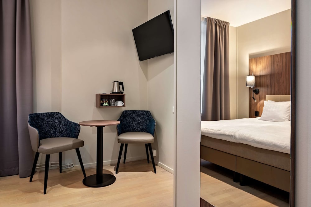 Standard Room, 1 King Bed, Non Smoking - Photo 3