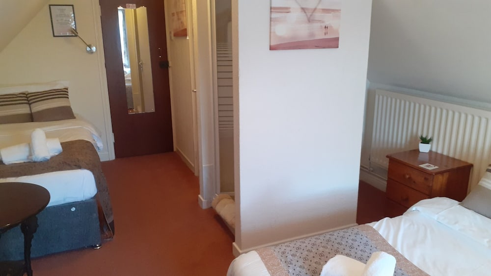 Standard Triple Room, Ensuite photo 2