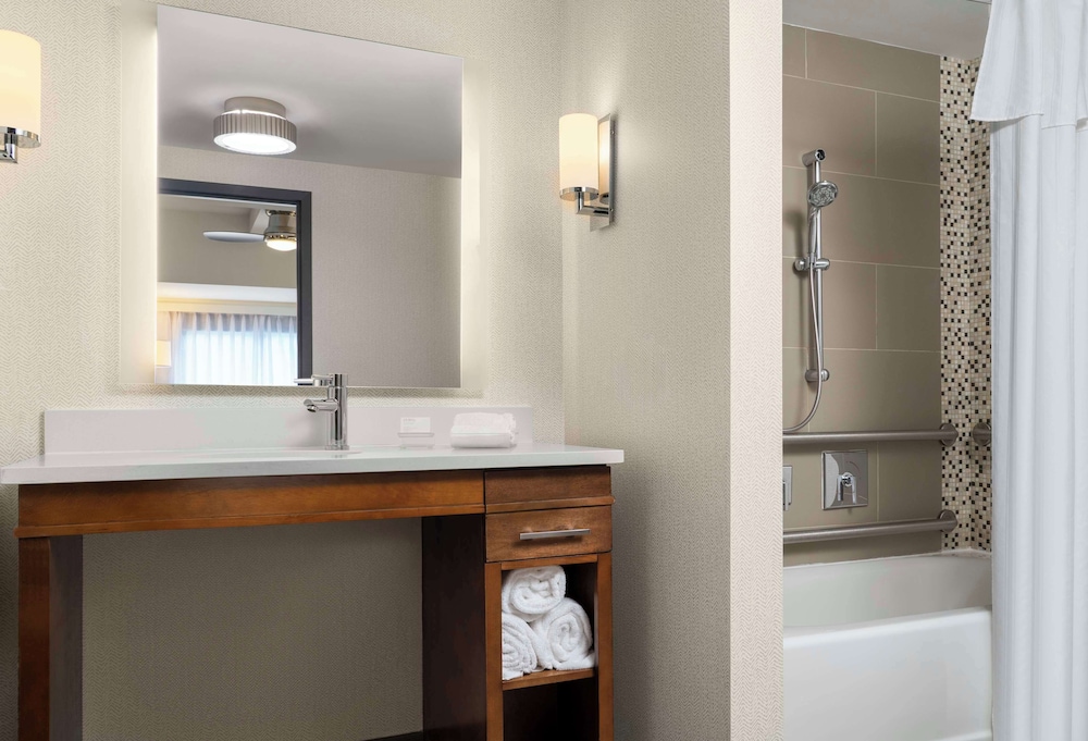 Suite, 2 Bedrooms, Accessible, Bathtub thumbnail 5