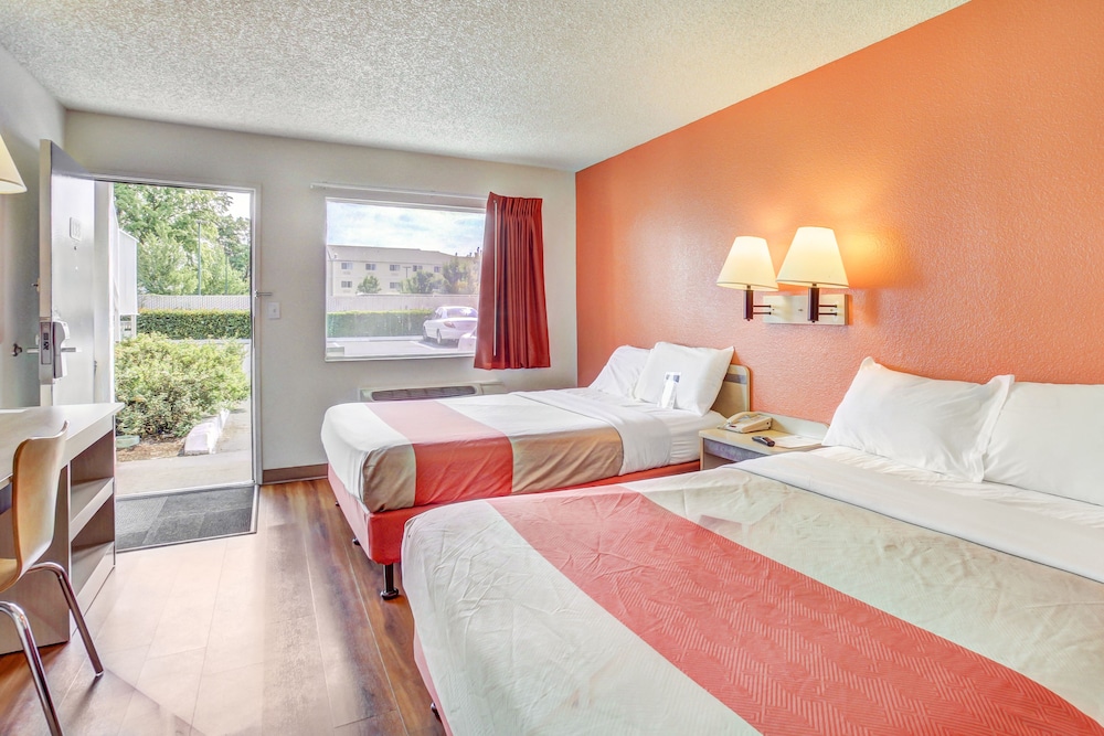 Deluxe Room, 2 Queen Beds, Non Smoking, Refrigerator photo 2
