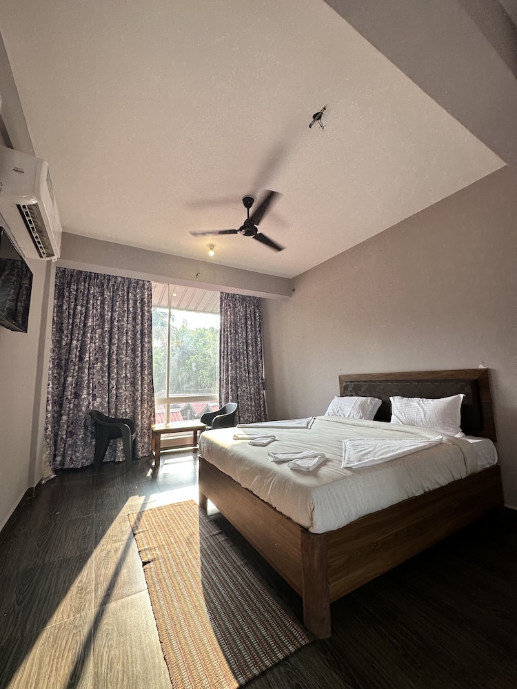 Deluxe Room - Photo 7