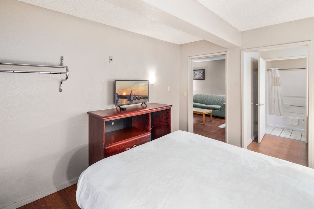 Premium Suite, 1 Queen Bed - Photo 1