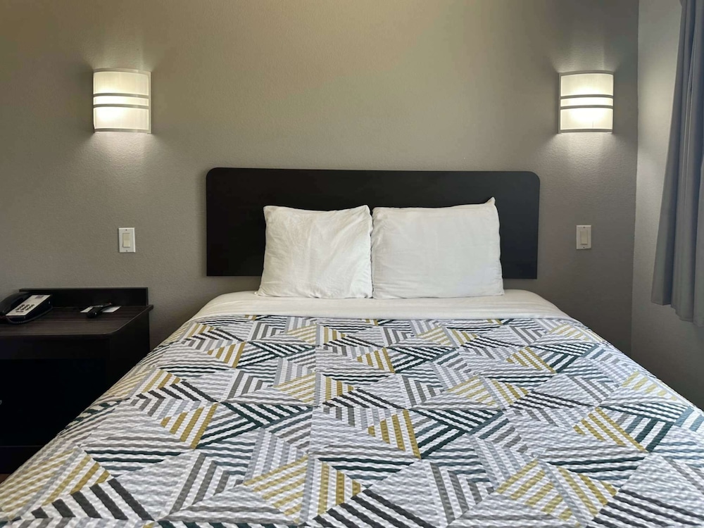 Deluxe Suite, 1 Queen Bed, Non Smoking, Kitchenette photo 1