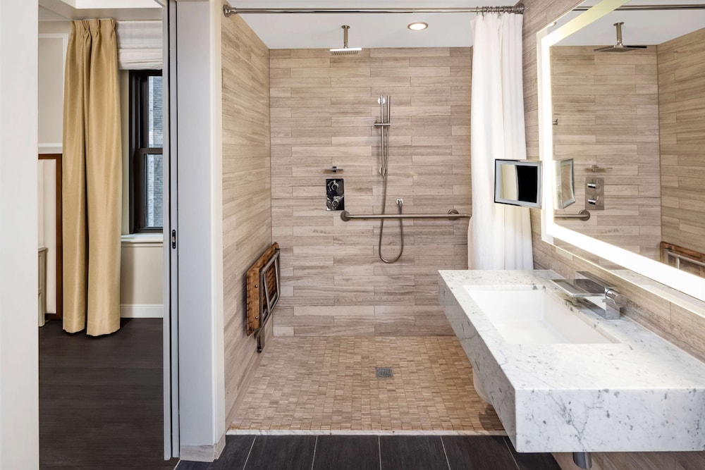 Deluxe Studio, 1 King Bed, Accessible (Hearing, Roll-In Shower)