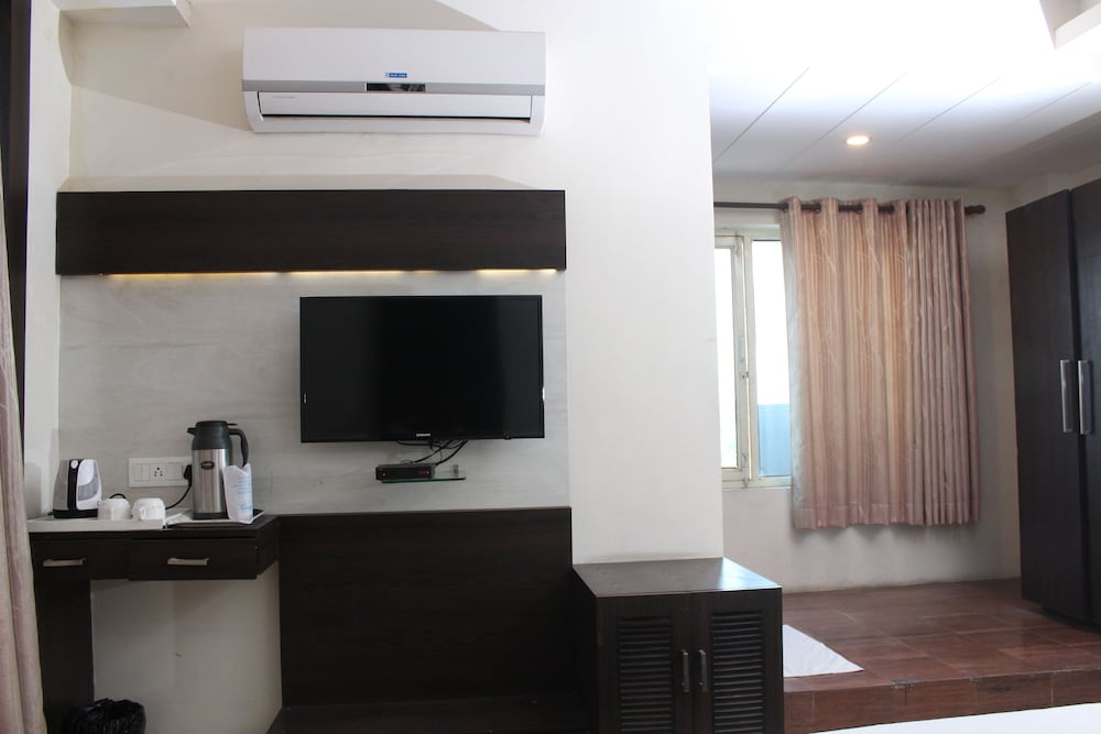 Superior Double or Twin Room, 1 King Bed, Accessible, Smoking photo 2