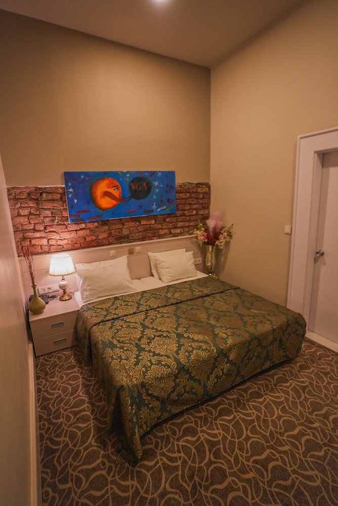 Economy Double Room, 1 Queen Bed, Non Smoking, No Windows photo 2