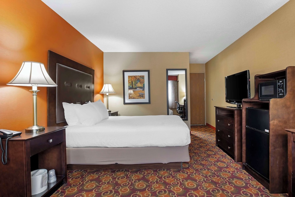 Standard Room, 1 King Bed, Accessible, Bathtub photo 2