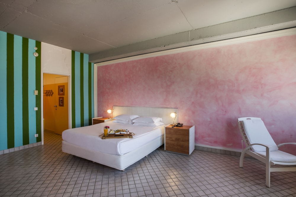 Standard Room, City View thumbnail 5
